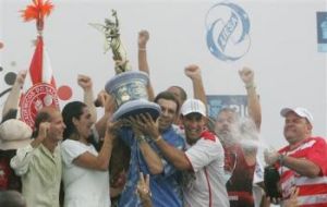 Salgueiro's members hold the trophy